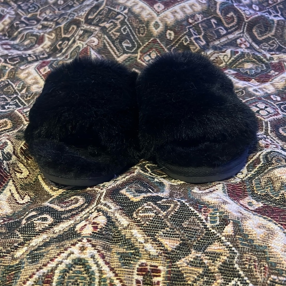 Black fuzzy slippers